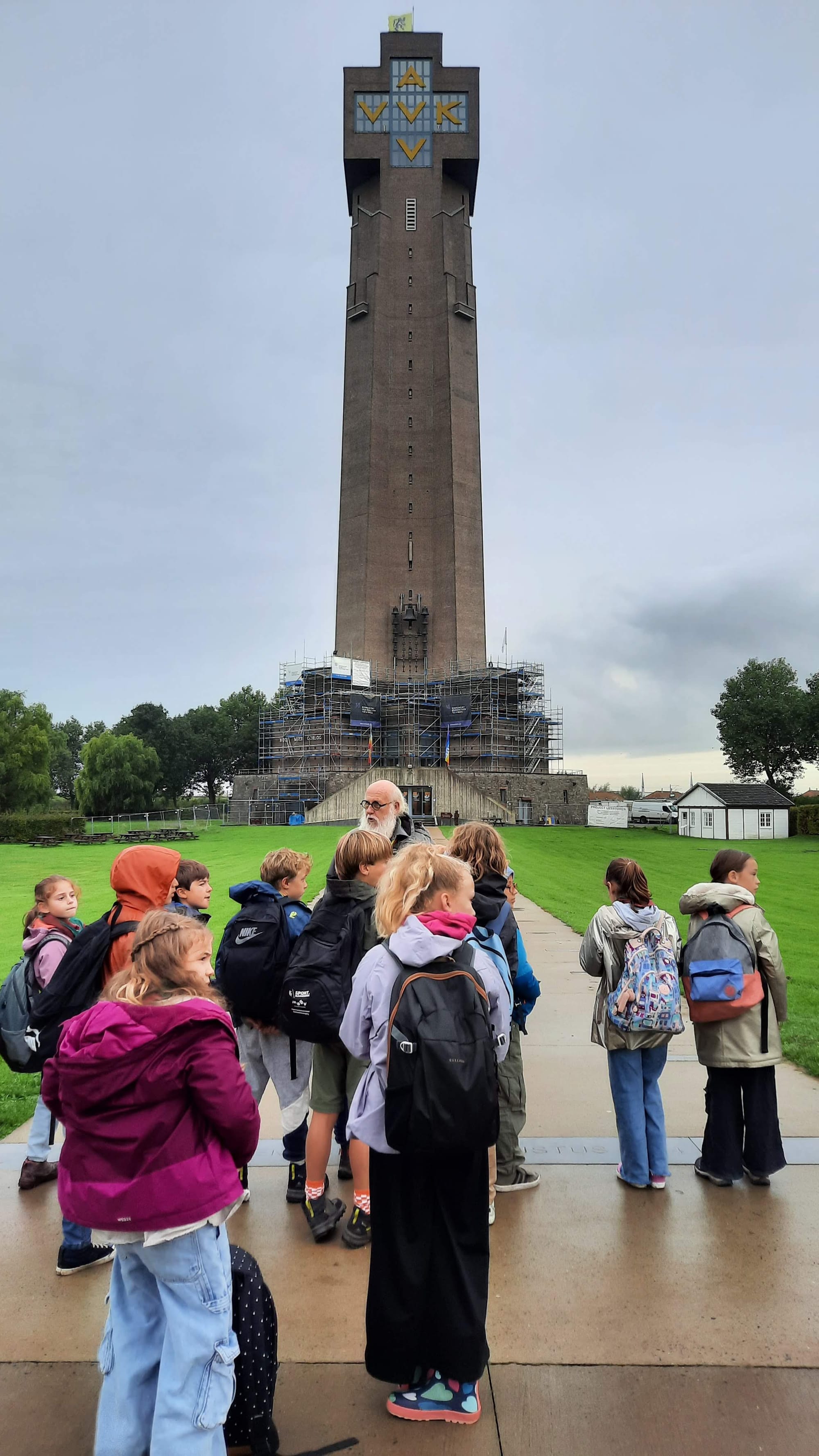 L4 bezoekt de IJzertoren en de Dodengang.