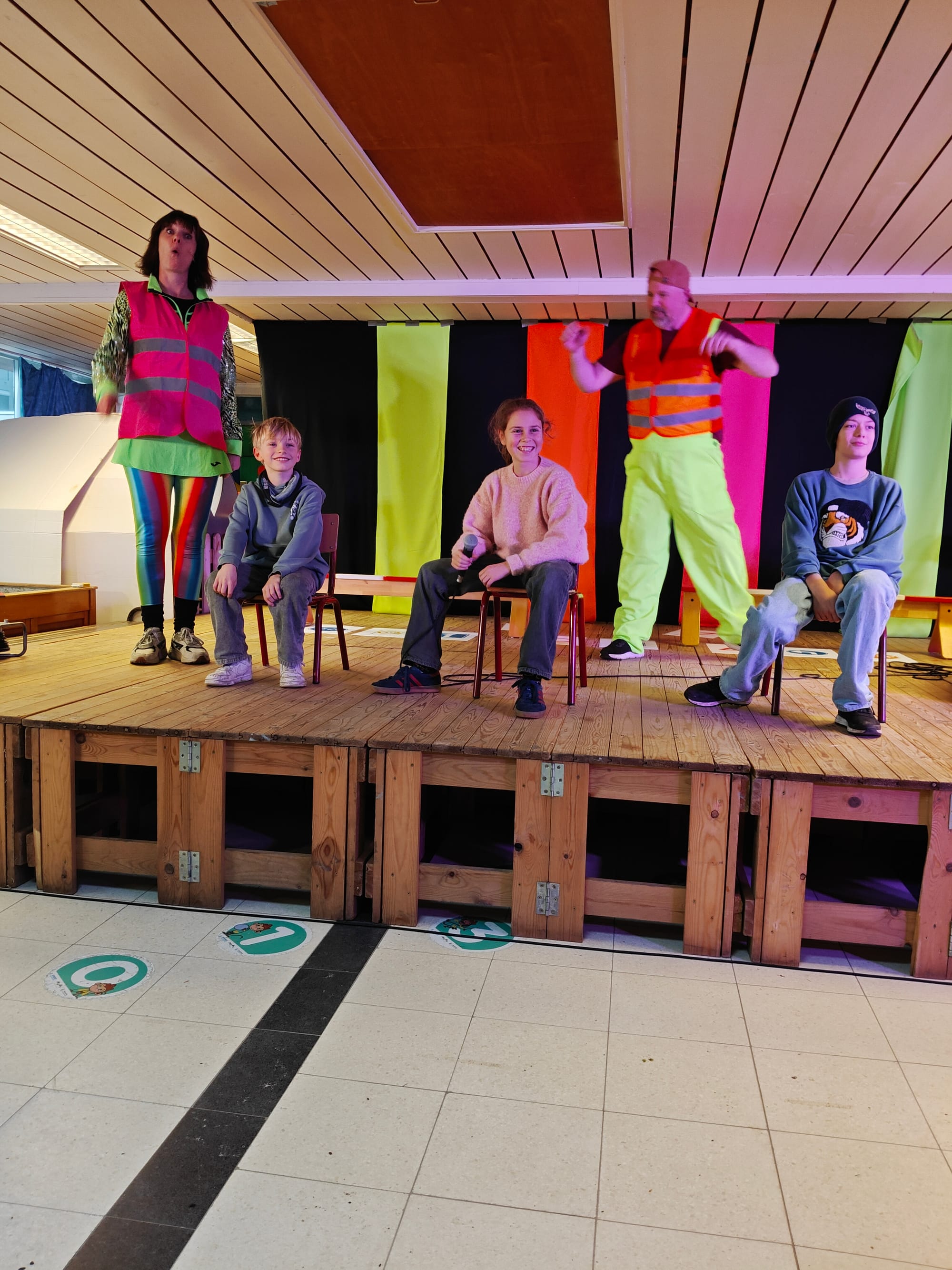 Duo Fluo geeft op een ludieke manier verkeerseducatie.