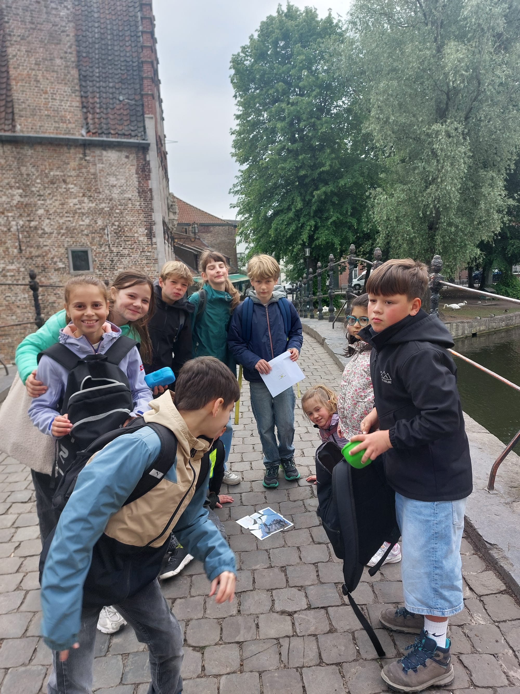 L5 gidst L2 door de Brugse binnenstad.