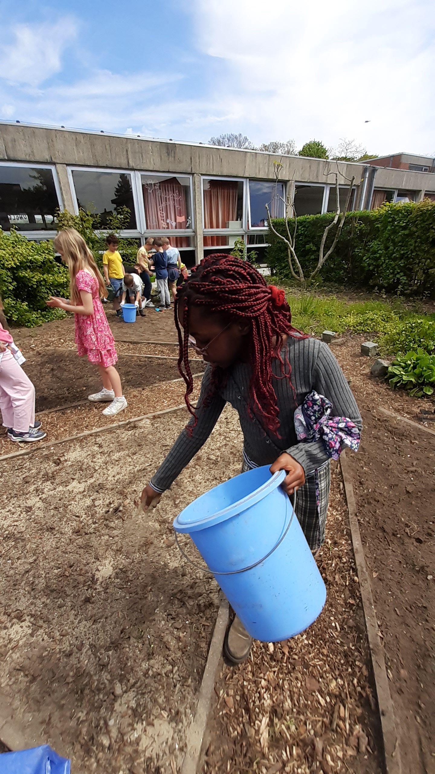 L3 gaat aan de slag in onze schooltuin.