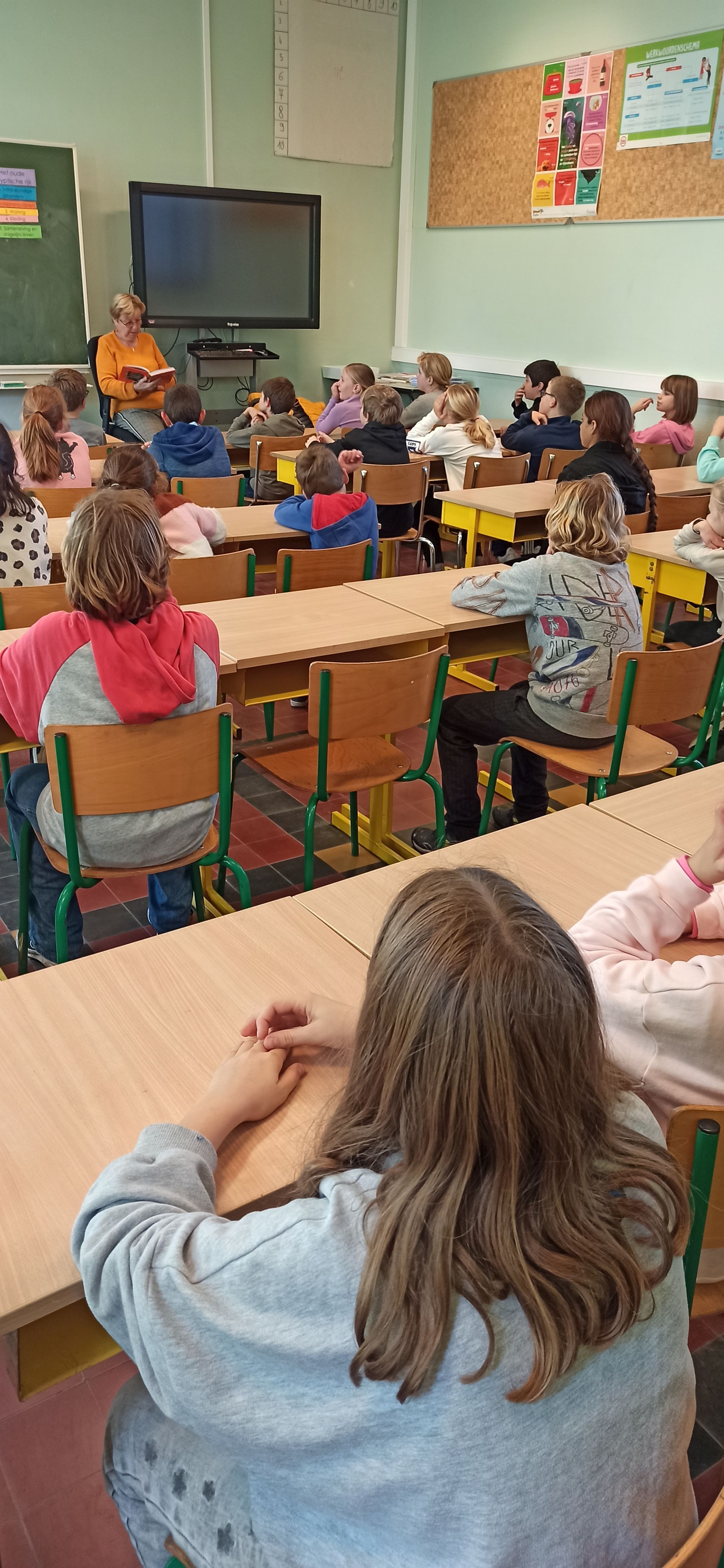 Voorleesweek: de oma van Laurens en oud-leerling Ella las voor in L5.