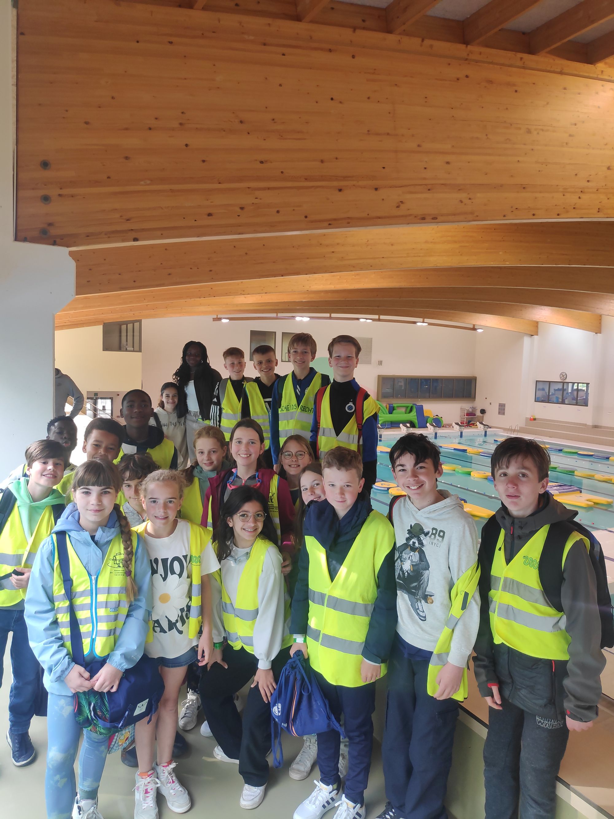 L5 & L6 namen deel mee aan de Swim, Run and Fun wedstrijd in het zwembad van Lago.