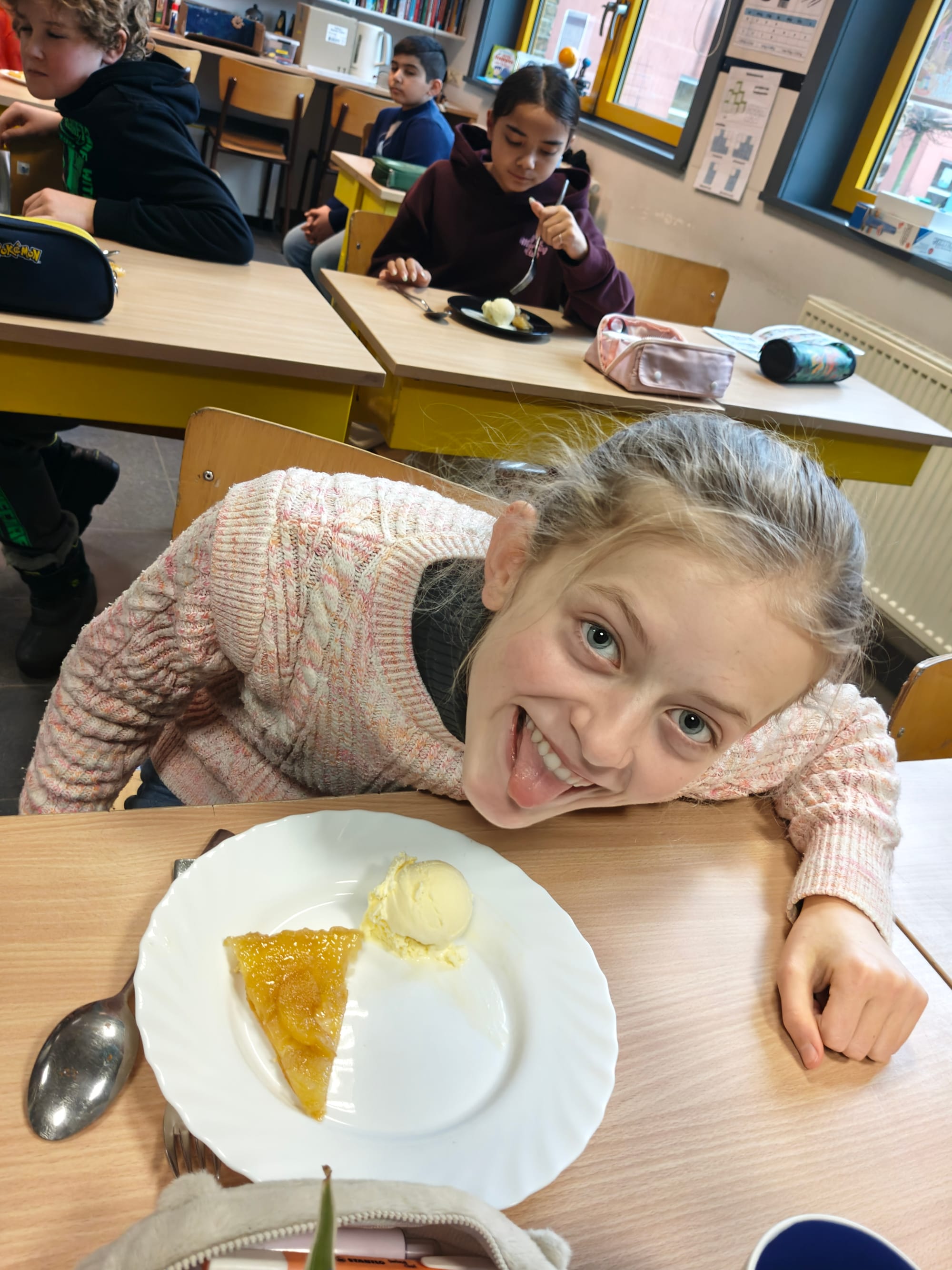 L6 prépare une tarte tatin pendant le cours de français.