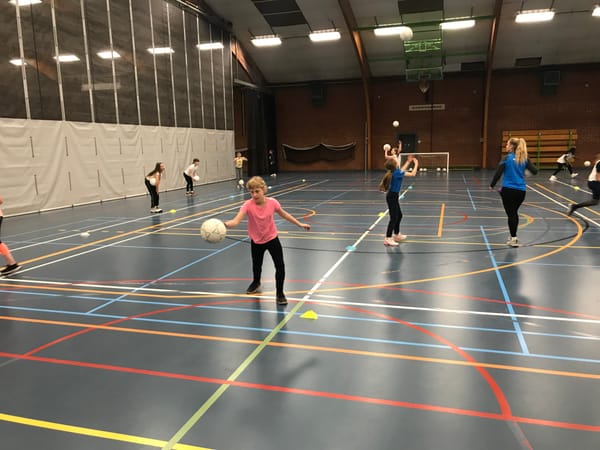Voetbalinitiatie voor meisjes in de KK