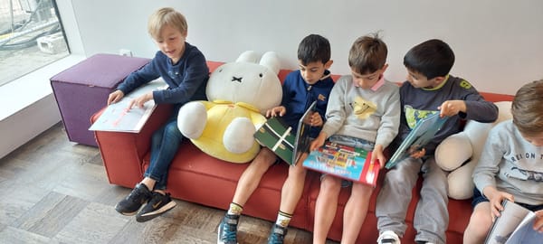 K3/2B bezoekt de bibliotheek.