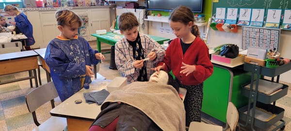 L2 maakt gipsmaskers in de klas.