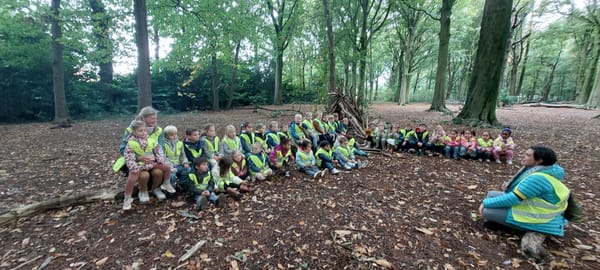 In het bos daar staat een huisje....