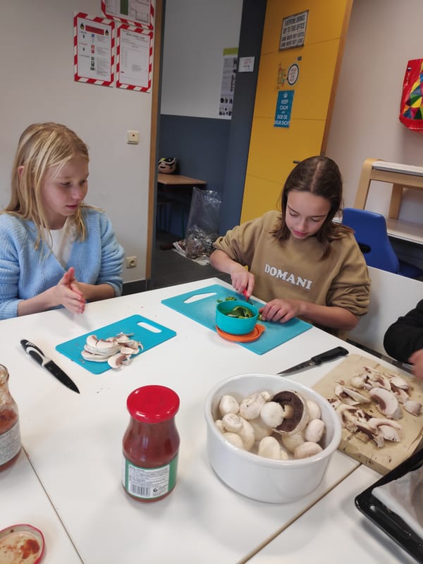 L6b maakt pizza