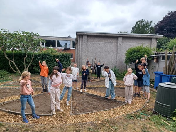 L3 aan het werk in de moestuin