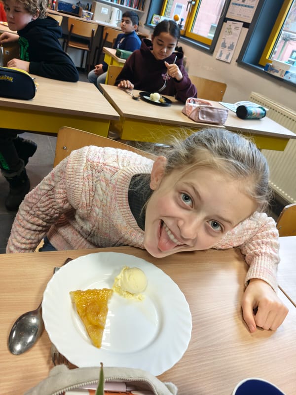 L6 prépare une tarte tatin pendant le cours de français.